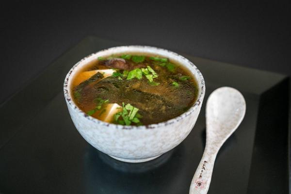 Miso Soup cu Ciuperci si Alge Uscate